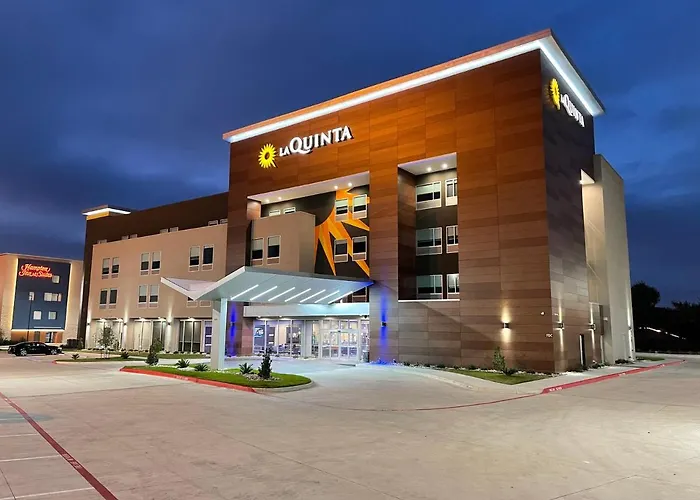 La Quinta Inn & Suites By Wyndham Dallas/Fairpark